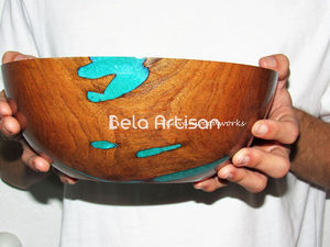 Cuenco Decorativo Artesanal Ecológico de Estilo Americano en Madera y Resina con Diseño Único de Incrustaciones, Resina Azul Vibrante para Fiestas - Product Image 3