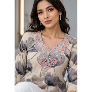 Blusa de Algodón Beige para Mujer, Cuello en V, Corte Holgado, Estampado Floral Bordado, Transpirable, Diseño ODM Sostenible, Ropa Étnica Informal para Todas las Temporadas - Product Image 2