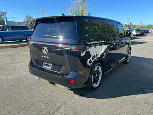 รถตู้ไฟฟ้า Volkswagen ID.Buzz Pro S RWD ปี 2025 สีดำเงา พวงมาลัยซ้าย เบาะนั่งแบบปรับอุณหภูมิ เกียร์อัตโนมัติ ระบบนำทาง - Product Image 4