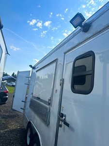 Remorque de concession Freedom Trailers avec fenêtre de service, capot, téléviseurs et panneau - Product Image 1