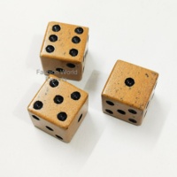 Élégant jeu de dés classiques carrés en pierre naturelle blanche gravée, points noirs lisses, ensemble artisanal 1 pièce, écologique, fait main, pour 2 joueurs