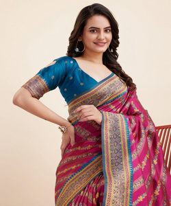 Sari Banarasi de Seda y Rayón Verde para un Look Fresco y Natural, Elegante para Fiestas con Detalles de Borlas y Zari - Product Image 4