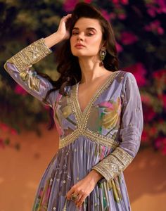 ชุด Rani Anarkali ที่สง่างามประดับด้วยลวดลายที่หรูหราสำหรับการเฉลิมฉลองทางวัฒนธรรมสำหรับการส่งออกขายในราคาประหยัด