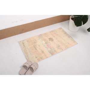 Alfombra Vintage de 1.8x3.2 pies, Alfombra Turca, Alfombra Blanca con Diseño Floral de Lana - Product Image 2