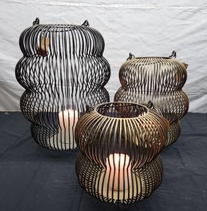 Lanternes en métal classiques de grande taille fabriquées à la main enduites de poudre noir/laiton/blanc pour la décoration de noël à la maison bougeoirs élégants - Product Image 1