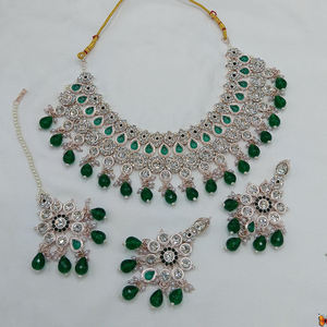 Superbe collier ras du cou en or rose avec des pierres autrichiennes Bijoux de mode élégants pour les mariages, les réceptions et les occasions spéciales - Product Image 4