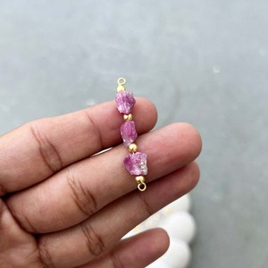 ขายส่ง OEM ตัวเชื่อมต่อทับทิมดิบธรรมชาติ ชุบทอง แท่งคริสตัลทับทิมดิบสามเม็ด จี้รูปแท่ง ประดับพลอยประจำเดือนกรกฎาคม - Product Image 6