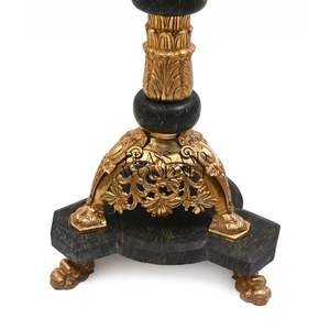 Ensemble de vase et piédestal en marbre vert foncé de luxe avec des accents en laiton doré orné - Product Image 4