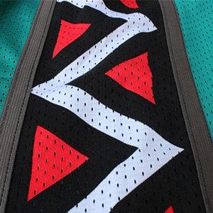 Pantalones cortos de baloncesto de verano diseñados a medida con logotipo bordado Pantalones cortos de malla BSCI con técnicas impresas - Product Image 3