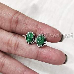 Boucles d'oreilles à clous pour femmes, pierre précieuse naturelle en malachite, cadeau de Noël, bijoux bohèmes unisexes faits à la main, boucles d'oreilles à clous en argent sterling 925 - Product Image 1