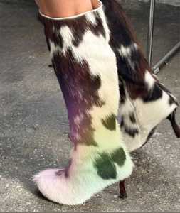 Botas Vaqueras Occidentales Personalizables de Media Caña con Estampado de Vaca en Blanco y Negro, de Cuero Grueso, Accesorio de Moda - Product Image 3