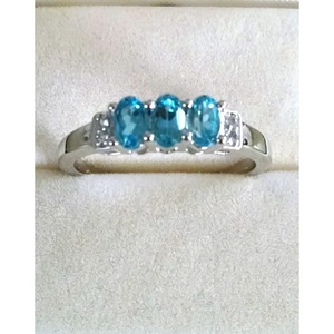 Patrón geométrico de platino para anillo de trilogía de Topacio Azul suizo Diamantes de corte de pera chapados en rodio Piedra preciosa certificada IGI para Promise - Product Image 1