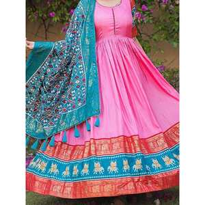 ชุดราตรีผ้าไหมโดลาพิมพ์ลายฟอยล์สีชมพูสวยงาม สง่างาม เหมาะสำหรับงานอีเว้นท์ พร้อมผ้าคลุมไหล่ - Product Image 4