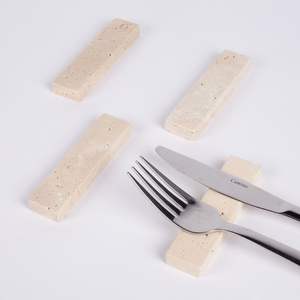 Reposacubiertos de Madera Resistente de Marca Privada con Base Ancha que Garantiza la Estabilidad Mientras Sostiene Varios Utensilios Durante la Comida - Product Image 3