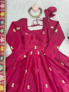 Vestido de Seda con Bordado Intenso y Lentejuelas para Boda, con Conjunto de Dupatta - Product Image 6