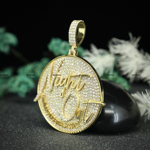 Colgante de Joyería Hip Hop con Forma Redonda Personalizada, Diamante Brillante Redondo Moissanite, Plata de Ley 925, Chapado en Oro Amarillo - Product Image 2