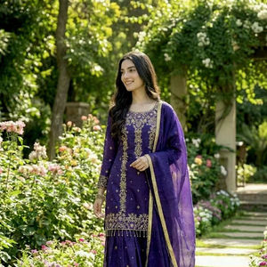 Collection Festival : Haut en soie Gmy avec broderie lourde et travail de séquence, Sharara en soie Gmy avec broderie de séquence et travail de dentelle, Dupatta - Product Image 2