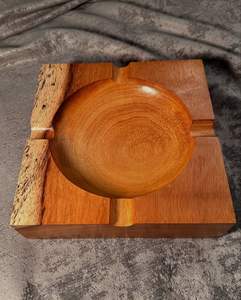 Cendrier en bois sculpté artistique pour décor de table conçu pour mettre en valeur la beauté naturelle et l'artisanat indien traditionnel - Product Image 1