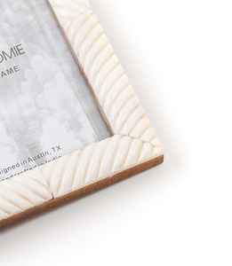 Marco de fotos de madera tradicional con bordes elegantes | Exhibición de madera perfecta para regalar en cumpleaños, bodas - Product Image 3