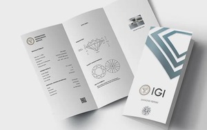 La bague solitaire en diamant taillé Princess présente des accents baguette effilés délicats et un réglage sécurisé à quatre broches parfait pour un cadeau - Product Image 5