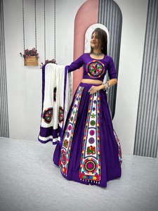 Tendencia Color púrpura Navratri Special Lehenga Choli en Gamthi trabajo con tela de algodón para Damas Indias usan en festivales - Product Image 2
