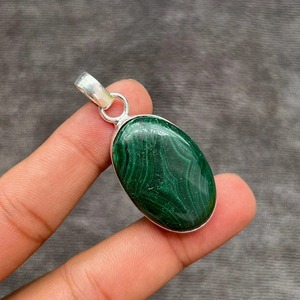 Colgante de Plata de Ley con Malaquita de Mehrajudin Gems, Hecho a Mano, Regalo Cristiano Moderno para Ella en su Cumpleaños - Product Image 3