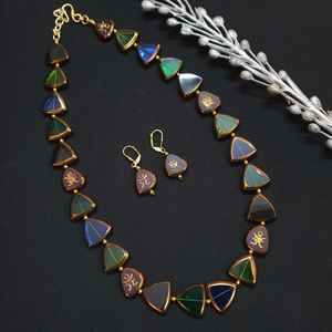 ชุดสร้อยคอและต่างหูทรงสามเหลี่ยมหลากสีชุบทอง24K เครื่องประดับที่ดีพร้อมหินหลักเพทายสำหรับเป็นของขวัญ - Product Image 3