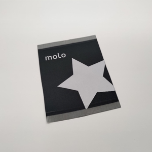 ป้ายผ้าทอสีแดงเข้มรีไซเคิลได้ตามต้องการเสื้อผ้ากลางแจ้งที่มีความหนาแน่นสูงฉลากชื่อคอแฟชั่นดีไซน์โลโก้ทันสมัยออกแบบได้ตามต้องการ - Product Image 4