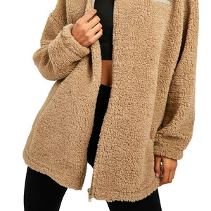 เสื้อฮู้ดมีซิปสำหรับผู้หญิงขนเฟอร์เทียมสีน้ำตาลคอลเลอร์ปาขนเฮฟวี่เวทมีโลโก้ยางแบบกำหนดเองที่ด้านหน้า - Product Image 2