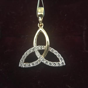 14K oro sólido 0,14 Ct diamante natural celta inspirado Trinity colgante joyería fina. - Product Image 1