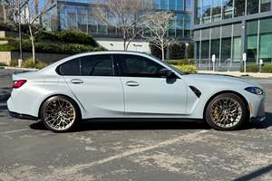 BMW M3 CS 2024 d'occasion en excellent état, environ 6 300 miles, moteur 6 cylindres bi-turbo, conduite à gauche, pneus R19, gris Brooklyn, faible kilométrage - Product Image 3