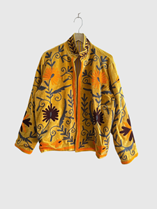 Veste matelassée en velours jaune brodée de fleurs, à manches longues, col montant, fermeture pull-over, broderie à la main, avec coton. - Product Image 1