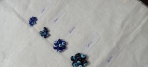 Cuentas de vidrio de trabajo de lámpara hechas a medida en negro con lunares azules adecuadas para el uso de collares y diseñadores de pulseras - Product Image 6