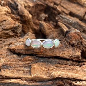 แหวนโอปอลทรงรีธรรมชาติ รับรองโดย IGI เงินแท้ 925 ทำมือ สำหรับผู้หญิง - ของขวัญงานแต่งงานและงานเลี้ยงสุดหรู - Product Image 2