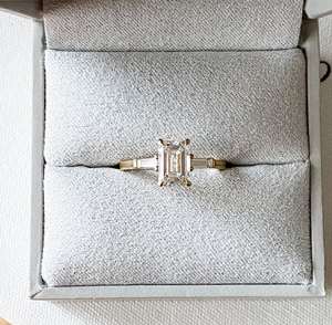 แหวนหมั้นเพชรโมอิสตัดมรกต Tcw 2.72หรูหราแหวนพลอยสามชิ้นทันสมัยพร้อมการเน้นทรงบาแกตต์เรียว - Product Image 1