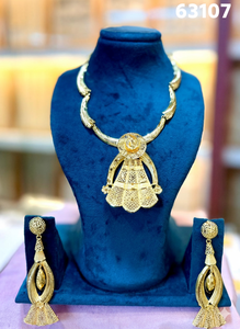 Conjunto de Collar Largo con Acabado Dorado de Lujo con Cadena de Filigrana y Aretes Colgantes con Borlas, Joyería de Diseño para Bodas, Modelo 63105 - Product Image 3