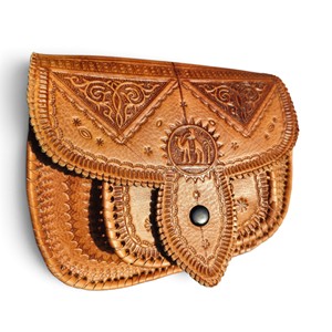Sac à bandoulière en cuir véritable marocain, artisanal et gravé à la main, de la collection Atlas Heritage Vintage - Product Image 1