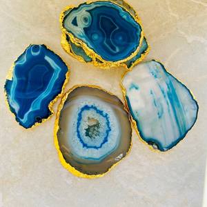 Vente en gros Dessous de verre écologique poli Love en cristal naturel bleu agate tranche de pierres précieuses plaquées or avec bords dorés Décoration intérieure - Product Image 6