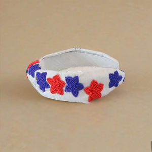 ที่คาดผมปักลูกปัดทำมือคุณภาพพรีเมียม ลายดาวสีแดงน้ำเงิน ฐานผ้านุ่มบุอย่างดี ทรงผูกปม ปี 2025 - Product Image 4