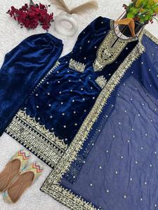 Designer indien Wedding Party Wear Viscose Velvet de qualité supérieure Séquence lourde Brodé Travail Haut et Bas Avec Dupatta - Product Image 4