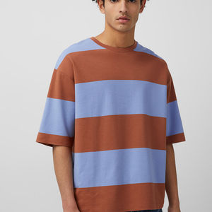 T-shirt rayé tendance pour homme - Durable, confortable et idéal pour les tenues décontractées et les looks branchés - Product Image 1