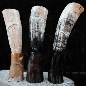 Cornes à boire gravées sur mesure à motif viking, idéales pour les fournisseurs d'hydromel. - Product Image 1