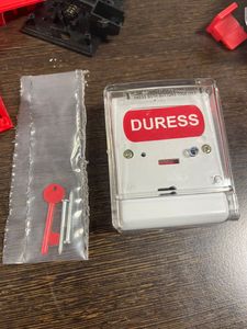 Botón de pánico doble de alta calidad con cubierta abatible de zumbador de alarma LED para enviar señal de emergencia desde la puerta de casa directamente India - Product Image 2