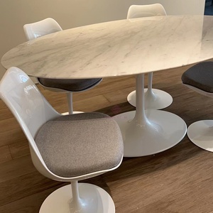 Luxuriöser Tulpen-Tisch aus Italienischem Carrara-Marmor mit Stühlen – Heiß Begehrter Esstisch für Küche & Esszimmer - Product Image 1