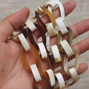 Collier de luxe en corne de buffle fait à la main, bijoux naturels et durables pour femmes, haute qualité - Product Image 1