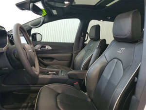 Chrysler Pacifica Limited 2024 parfaitement utilisée - Product Image 2