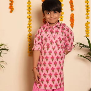 Conjunto de Kurta Rosa con Bloques de Mano Bachpan Gulbhar para Niños |   Kurta con Estampados Étnicos y Pantalón Dhoti, Ropa de Fiesta, Oferta Festiva de la India - Product Image 1