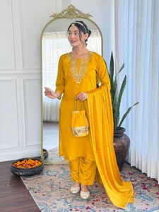 Venta al por mayor viscosa Chanderi bordado Kurti conjunto con pantalón y Dupatta Elegante ropa étnica de las mujeres para festivo y fiesta - Product Image 3