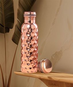 Botella de cobre puro para mantener el agua fresca y saludable con un diseño elegante y hecho a mano para una calidad superior - Product Image 3