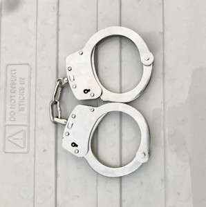 กุญแจมือเหล็กกล้าคาร์บอนแบบปิด  ระบบล็อคสองชั้น  กุญแจมือสแตนเลส  สำหรับฝ่ายรักษาความปลอดภัย - Product Image 1